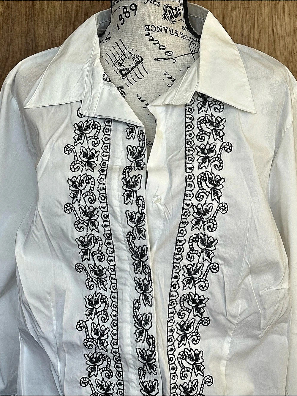 Avenue Floral Embroidered Long Shirt Blouse Black White Size 18/20 Like New